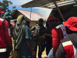 TNI dan PMI Evakuasi 3 Warga Sipil Korban Penembakan di Sinak