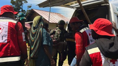 TNI dan PMI Evakuasi 3 Warga Sipil Korban Penembakan di Sinak