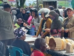 Warga Mimika Serbu Pasar Murah Jelang Iduladha