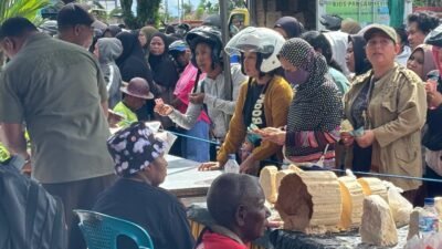 Warga Mimika Serbu Pasar Murah Jelang Iduladha