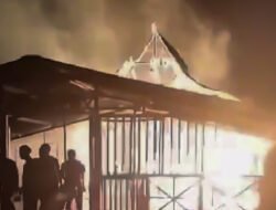 Breaking News: Gereja Katolik Santo Petrus Poumako Mimika Terbakar