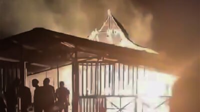 Breaking News: Gereja Katolik Santo Petrus Poumako Mimika Terbakar