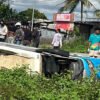 Gagal Nyalip, Minibus Terjun ke Parit di Irigasi Timika