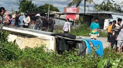 Gagal Nyalip, Minibus Terjun ke Parit di Irigasi Timika