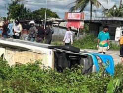 Gagal Nyalip, Minibus Terjun ke Parit di Irigasi Timika
