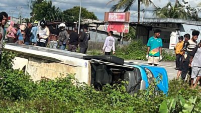 Gagal Nyalip, Minibus Terjun ke Parit di Irigasi Timika