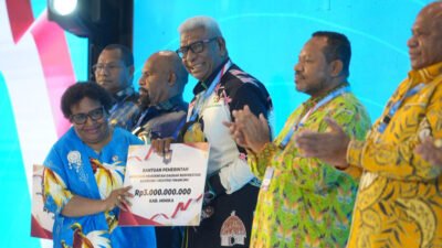 Inovasi Fiskal dan Penurunan Kemiskinan Diakui, Mimika Borong Dua Penghargaan Kemendagri