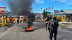Peternak Broiler Mimika Bakar Ban di LIP Kuala Kencana, Wartawan Dilarang Masuk