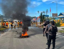 Peternak Broiler Mimika Bakar Ban di LIP Kuala Kencana, Wartawan Dilarang Masuk