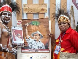 Presiden Prabowo Terima Lukisan Karya Perajin Dekranasda Mimika di Penutupan Penas XVII