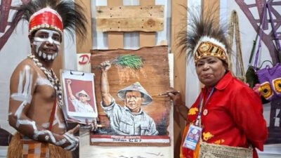 Presiden Prabowo Terima Lukisan Karya Perajin Dekranasda Mimika di Penutupan Penas XVII
