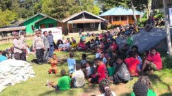 Silaturahmi dan Bagi Sembako di Ilaga: Tokoh Adat Dukung Ajakan Bupati Elvis Tabuni Jaga Damai Puncak