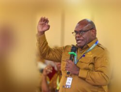 Gubernur Meki Nawipa Serahkan 60 Laptop untuk 12 Perguruan Tinggi Swasta di Papua Tengah