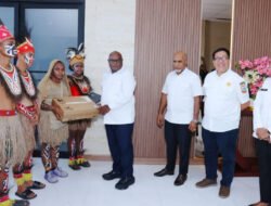 Gubernur Papua Tengah Bagikan 200 Laptop Dorong Literasi Digital Pelajar