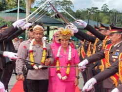 Masyarakat dan Personel Polres Mimika Sambut Kapolres Baru AKBP Alredo Rumbiak