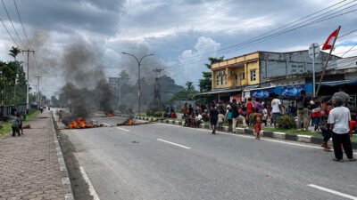 Warga Blokade Jalan di SP 2 Timika Tolak Eksekusi Lahan