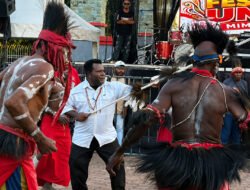 Irama Tifa dari Mioko: Tarian Kamoro Menenun Persatuan di Panggung Festival