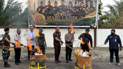 Kejari Mimika Musnahkan Ribuan Obat Terlarang, Sabu hingga Uang Palsu