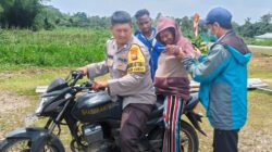 Ambulans Rusak, Bhabinkamtibmas Evakuasi Ibu Hamil dengan Motor Dinas ke Bandara Agimuga