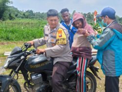 Ambulans Rusak, Bhabinkamtibmas Evakuasi Ibu Hamil dengan Motor Dinas ke Bandara Agimuga