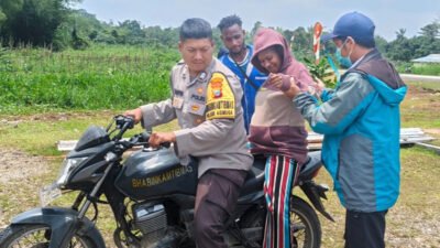 Ambulans Rusak, Bhabinkamtibmas Evakuasi Ibu Hamil dengan Motor Dinas ke Bandara Agimuga