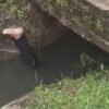 Warga Mimika Dikejutkan Penemuan Pria Berbaju Hitam Tewas Terendam di Saluran Drainase