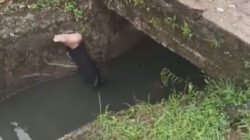 Warga Mimika Dikejutkan Penemuan Pria Berbaju Hitam Tewas Terendam di Saluran Drainase
