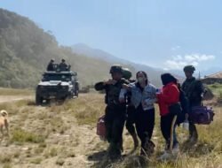 TNI Kerahkan Dua Helikopter Evakuasi Istri Aris Sanda dari Mbua ke Wamena