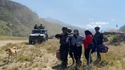 TNI Kerahkan Dua Helikopter Evakuasi Istri Aris Sanda dari Mbua ke Wamena