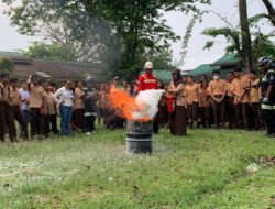 Siswa SMAN 1 Mimika Praktik Padamkan Api Bersama Tim Rescue PTFI dan NHM