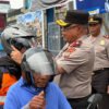Bagikan Helm Gratis di Timika, Kapolda Papua Tengah: Polisi Hadir untuk Masyarakat