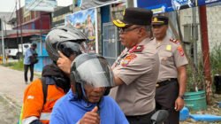 Bagikan Helm Gratis di Timika, Kapolda Papua Tengah: Polisi Hadir untuk Masyarakat
