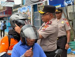 Bagikan Helm Gratis di Timika, Kapolda Papua Tengah: Polisi Hadir untuk Masyarakat